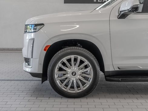 Used 2024 Cadillac Escalade Premium Luxury AWD/4WD image 4