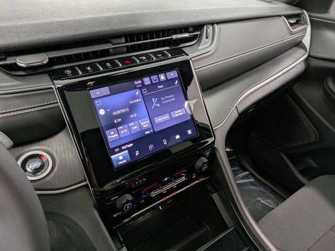 Used 2024 Jeep Grand Cherokee Laredo X image 11