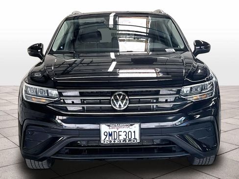 Used 2024 Volkswagen Tiguan SE w/ Panoramic Sunroof Package AWD/4WD image 2