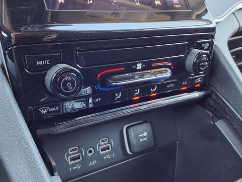 Used 2023 Jeep Grand Cherokee L Laredo image 12