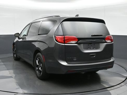 Used 2020 Chrysler Pacifica Touring-L image 5