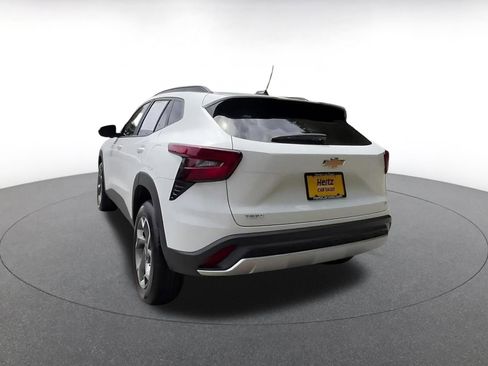 Used 2025 Chevrolet Trax LT FWD image 11