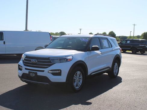 Used 2023 Ford Explorer XLT w/ Equipment Group 202A AWD/4WD image 4