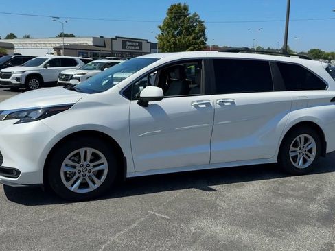 Used 2025 Toyota Sienna XLE w/ XLE Plus Package AWD/4WD image 3