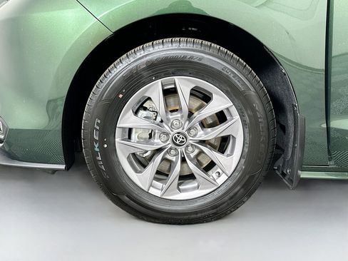 Used 2025 Toyota Sienna XLE w/ XLE Plus Package image 33