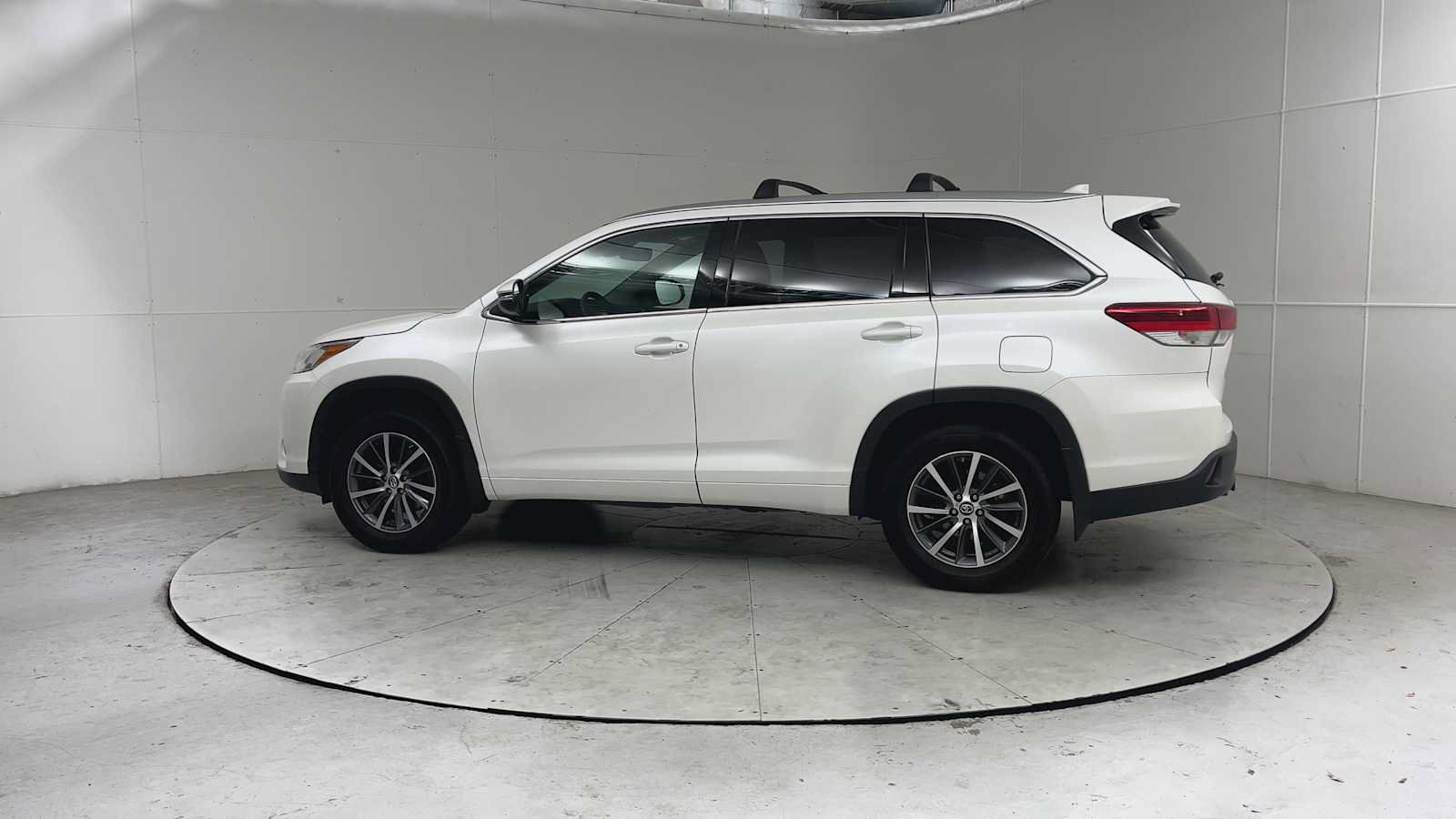 Used 2017 Toyota Highlander XLE AWD/4WD image 4
