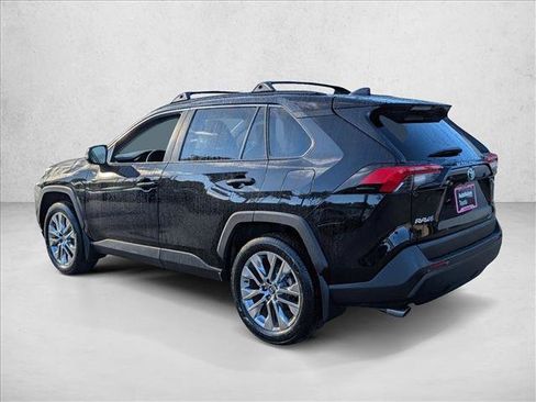 Used 2021 Toyota RAV4 XLE Premium image 7