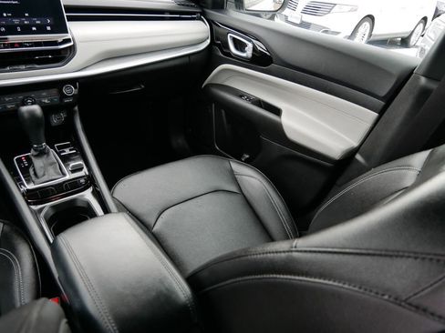 Used 2025 Jeep Compass Limited image 15