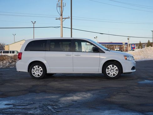 Used 2018 Dodge Grand Caravan SE w/ UConnect Hands-Free Group image 2