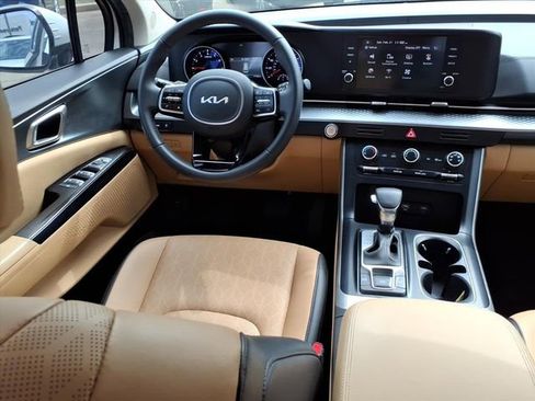 Used 2024 Kia Carnival LX image 5