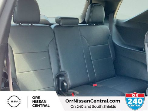 Used 2025 Chevrolet Traverse LT FWD image 13