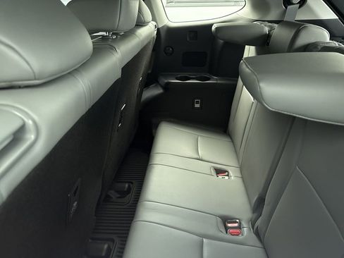 Used 2022 Toyota Highlander XLE AWD/4WD image 15