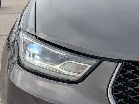 Used 2023 Chrysler Pacifica Touring-L image 11