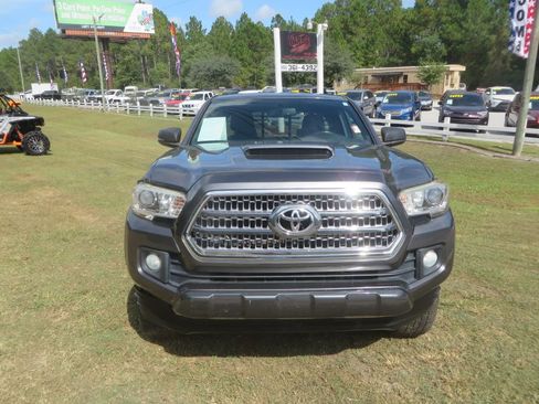 Used 2016 Toyota Tacoma TRD Sport w/ Towing Package image 3