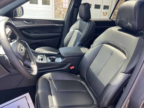 New 2026 Jeep Grand Cherokee L Limited w/ Limited Altitude Package AWD/4WD image 11