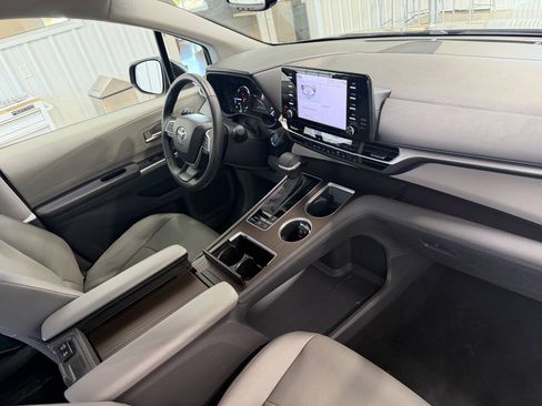 Used 2024 Toyota Sienna XLE AWD/4WD image 28