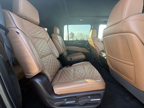 Used 2023 Cadillac Escalade ESV Premium Luxury image 34