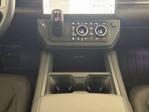 New 2026 Land Rover Defender 110 X-Dynamic SE AWD/4WD image 16