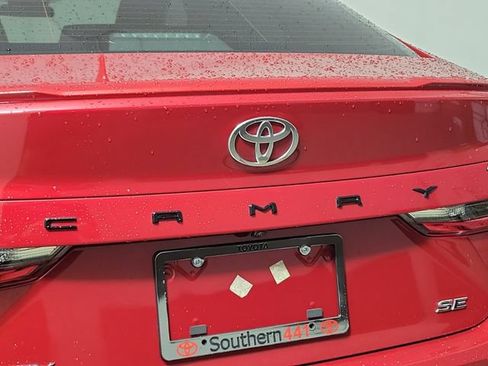 Used 2025 Toyota Camry SE FWD image 9