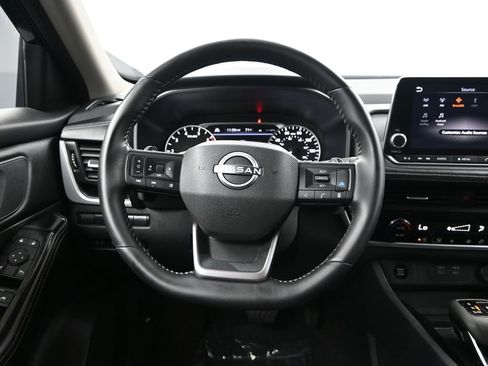 Used 2025 Nissan Rogue SV image 32