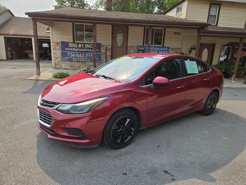 Used 2018 Chevrolet Cruze LT w/ Convenience Package FWD image 2