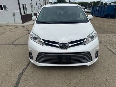 Used 2018 Toyota Sienna XLE Premium FWD image 7