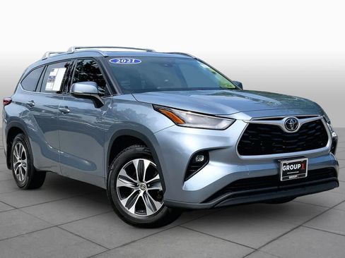 Used 2021 Toyota Highlander XLE AWD/4WD image 3