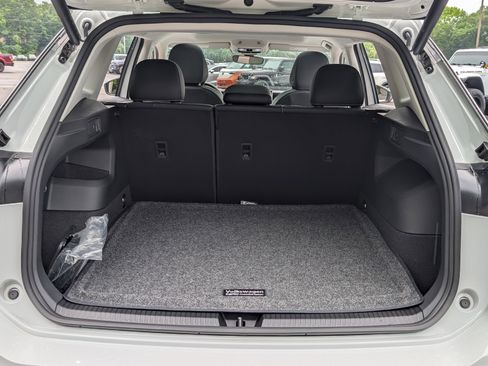 Used 2025 Volkswagen Tiguan SE w/ Panoramic Sunroof Package AWD/4WD image 19