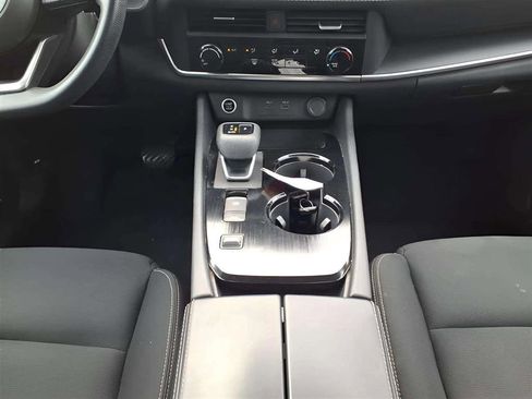 Used 2023 Nissan Rogue S image 11