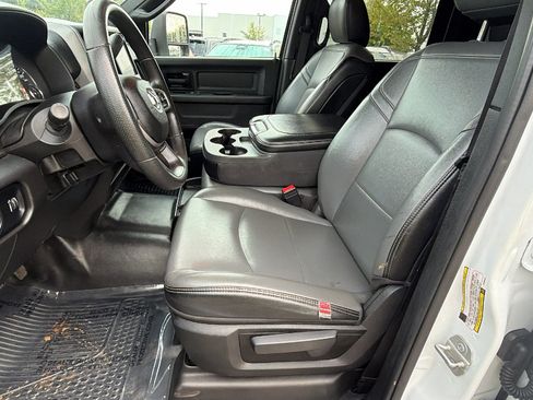 Used 2024 RAM 5500 Tradesman w/ Chrome Appearance Group AWD/4WD image 16