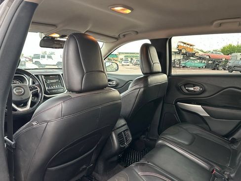 Used 2018 Jeep Cherokee Trailhawk AWD/4WD image 22