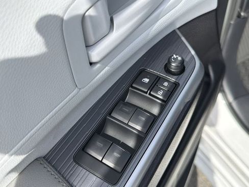 Used 2025 Toyota Sienna LE FWD image 24