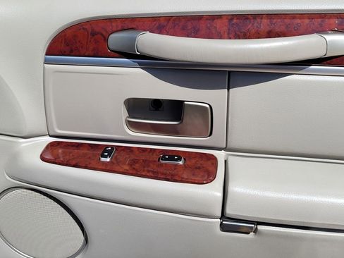 Used 2003 Lincoln Town Car Executive image 40
