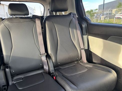 Used 2024 Kia Carnival LX image 38