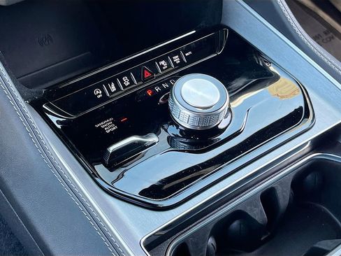 Certified 2025 Jeep Wagoneer L Series II w/ Premium Group I image 17