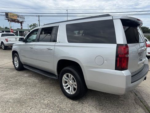 Used 2018 Chevrolet Suburban LT RWD image 2