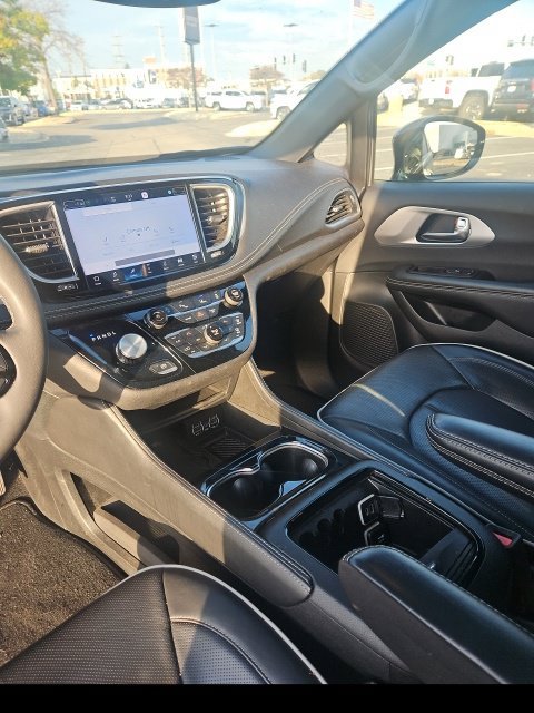 Used 2025 Chrysler Pacifica Limited FWD image 9