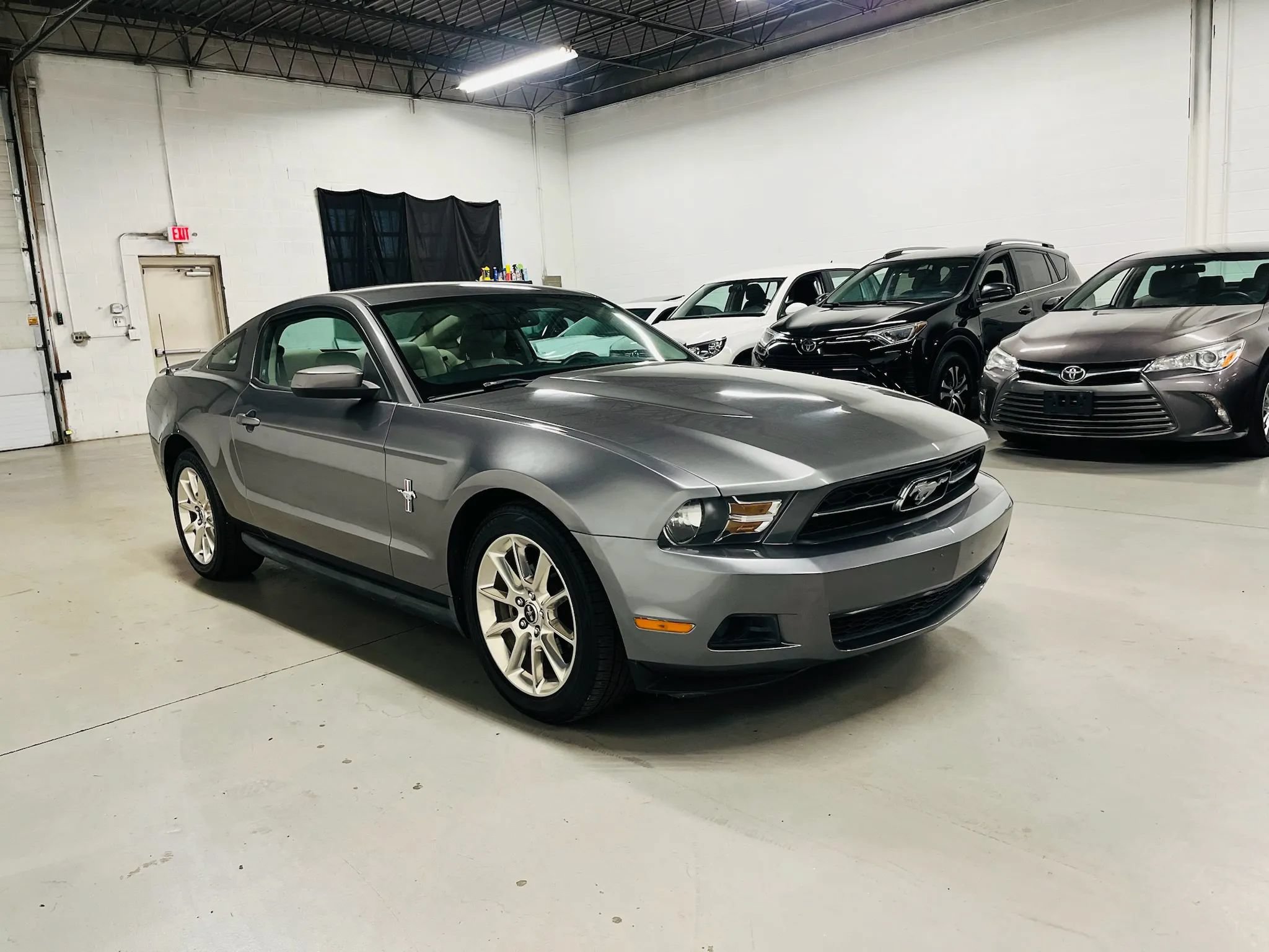 Used 2010 Ford Mustang Coupe RWD image 4