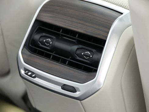 Used 2023 BMW i7 xDrive60 AWD/4WD image 97