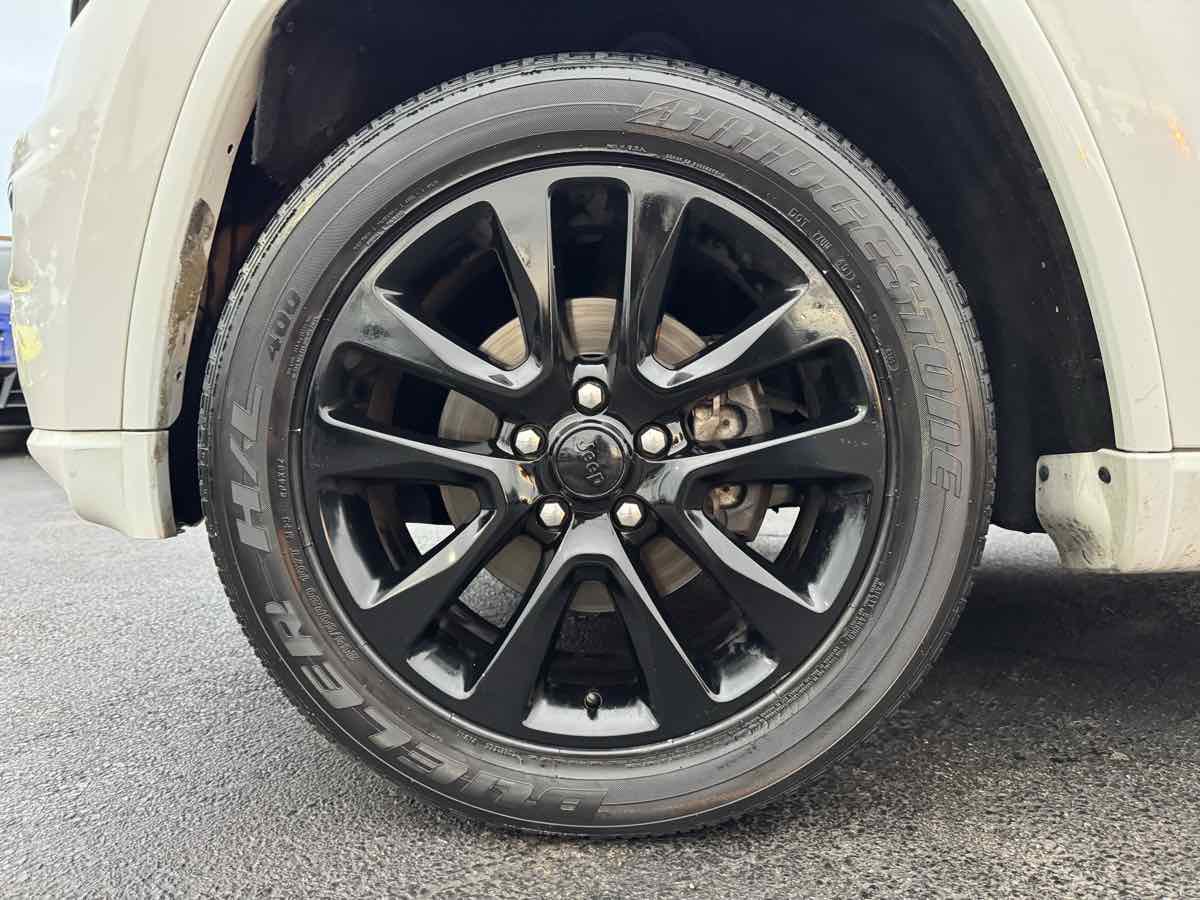 Used 2017 Jeep Grand Cherokee Altitude AWD/4WD image 9