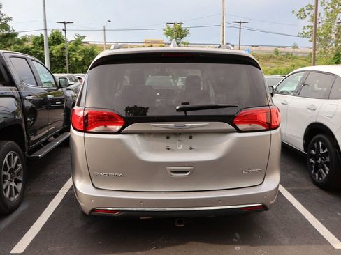 Used 2018 Chrysler Pacifica Limited FWD image 6
