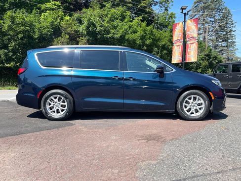 Used 2022 Chrysler Pacifica Touring-L FWD image 7