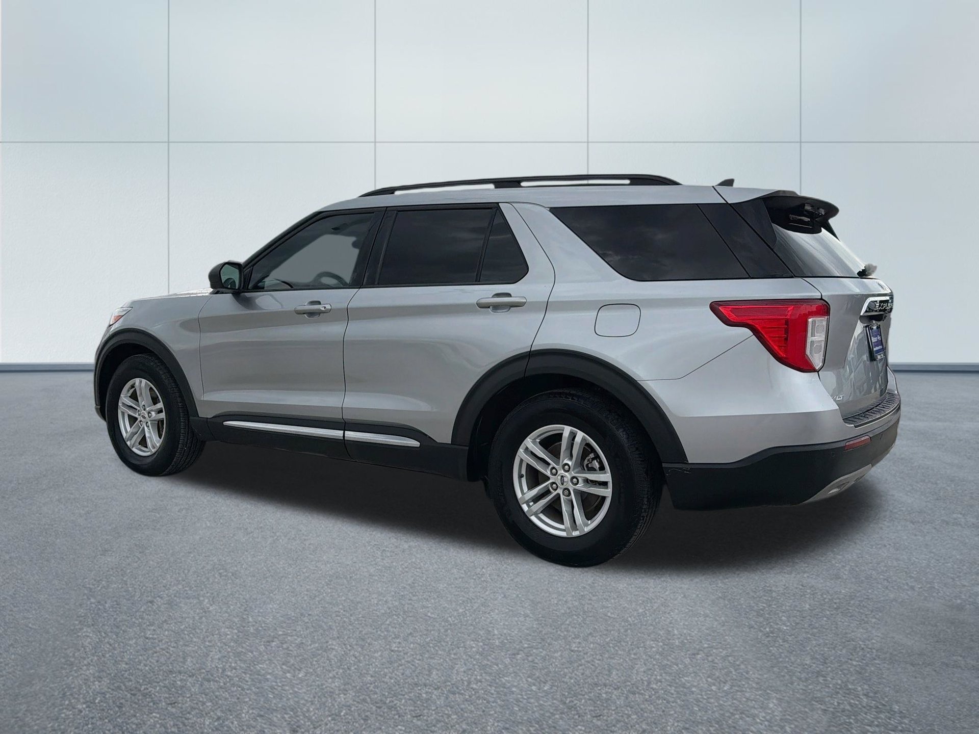 Used 2022 Ford Explorer XLT w/ Equipment Group 202A RWD image 9