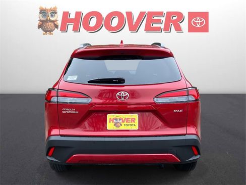 Used 2023 Toyota Corolla Cross XLE image 3