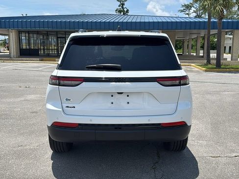 Used 2023 Jeep Grand Cherokee Altitude AWD/4WD image 5