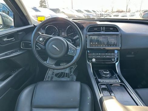 Used 2019 Jaguar XE Premium image 14