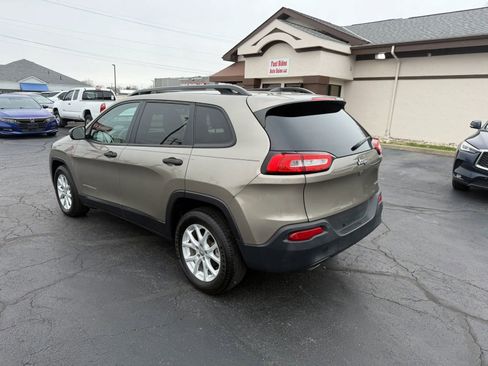 Used 2016 Jeep Cherokee Sport image 3