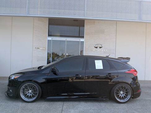 Used 2018 Ford Focus ST FWD image 3