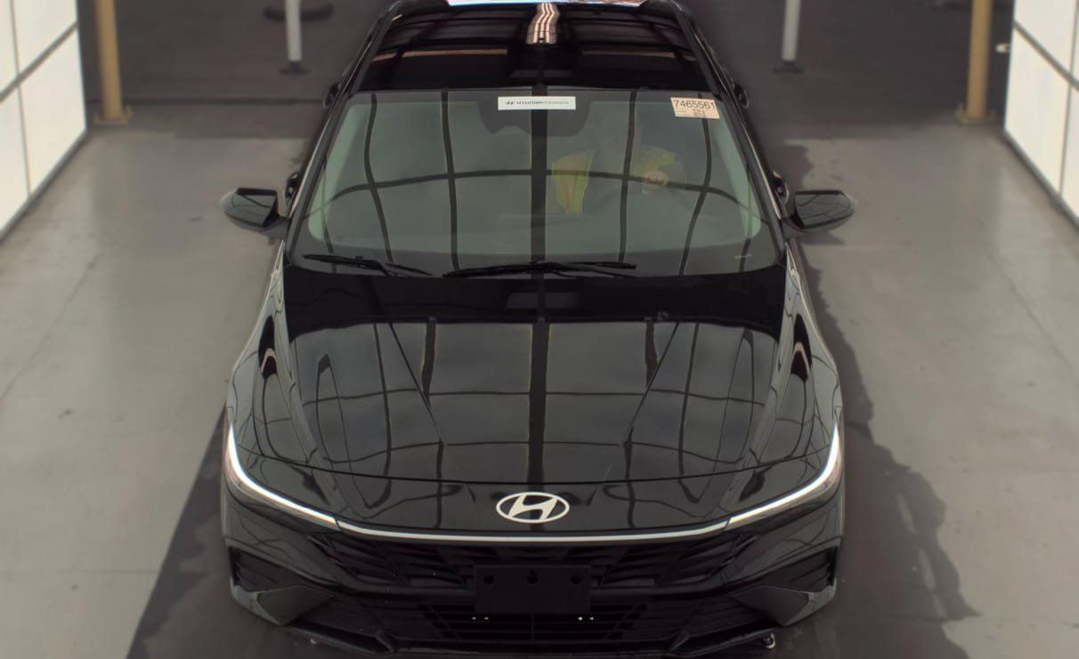 Used 2025 Hyundai Elantra SE FWD image 2