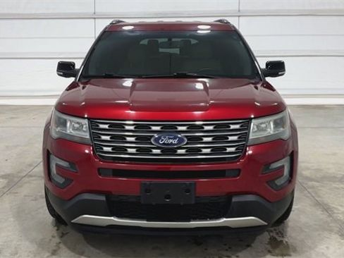 Used 2016 Ford Explorer XLT w/ Equipment Group 202A image 3
